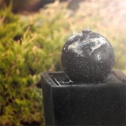 Königsbrunn Springbrunnen Solar 200 L/h LED Akku Basaltoptik -Wrights Gartenladen 10029040 yy 0003 ambient Blumfeldt Koenigsbrunn Solar Springbrunnen LED