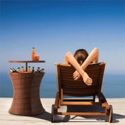 Beerboy Gartentisch Getränkekühler Ø50cm Polyrattan Bicolor Braun -Wrights Gartenladen 10029628 yy 0004 ambient Blumfeldt Beerboy Gartentisch Polyrattan Kuehler