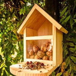 Futterhaus Für Eichhörnchen Spitzdach Kiefernholz Bitumen Unbehandelt 9 Futterhaus Für Eichhörnchen Spitzdach Kiefernholz Bitumen Unbehandelt -Wrights Gartenladen 10038048 yy 0003 logo