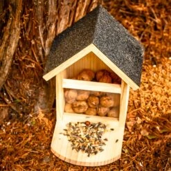 Futterhaus Für Eichhörnchen Spitzdach Kiefernholz Bitumen Unbehandelt 11 Futterhaus Für Eichhörnchen Spitzdach Kiefernholz Bitumen Unbehandelt -Wrights Gartenladen 10038048 yy 0005 logo